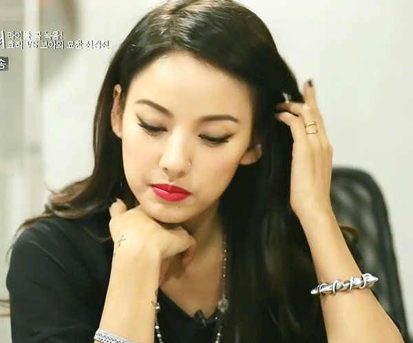 女神李孝利的舞台和笑起来真是反转魅力,眼睛笑起来弯弯的完全是邻家