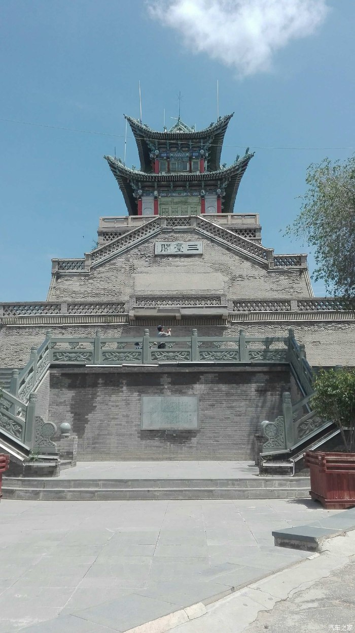 皋兰山西起龙尾山,东至老狼沟,形若蟠龙,"高厚蜿蜒,如张两翼,东西环拱