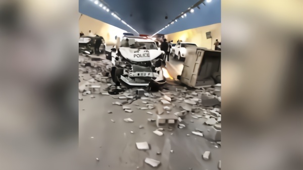 毕节“警车”隧道出车祸，交警：厂商车辆未移交（视频）