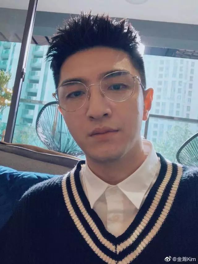 不得不提一提金瀚的自黑式自拍…… 金瀚的颜值也是很高的~ (睁个