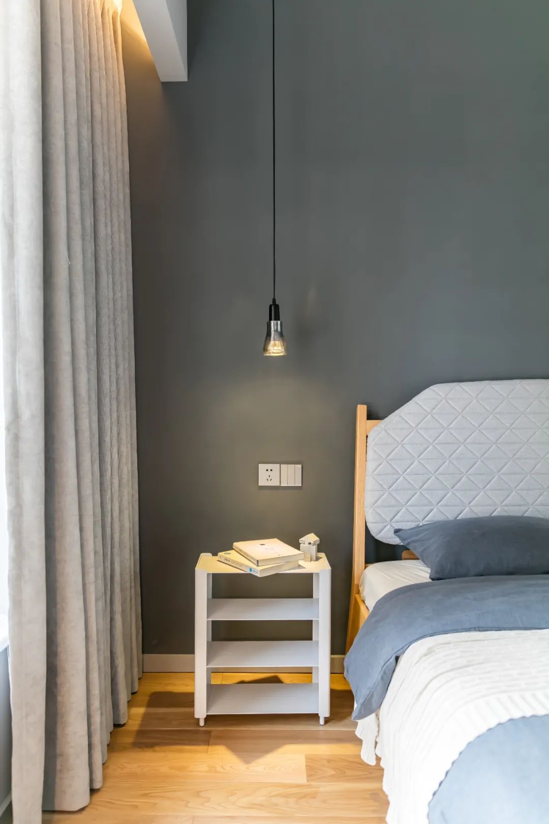 灰色调的家也温馨149㎡简约风满屋灰色设计却也舒适