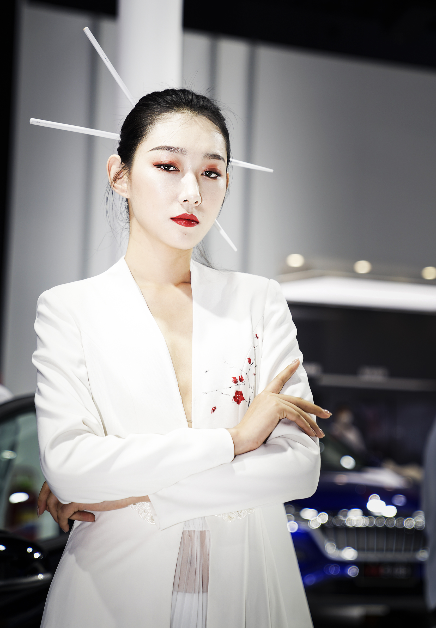 白色西服干净利落,就算里面啥也不穿,真空上阵也毫无媚俗气,反而充满