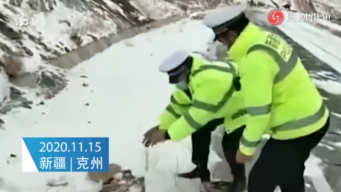 祖国西极乌恰县迎入冬首场降雪，交警上路提醒司机