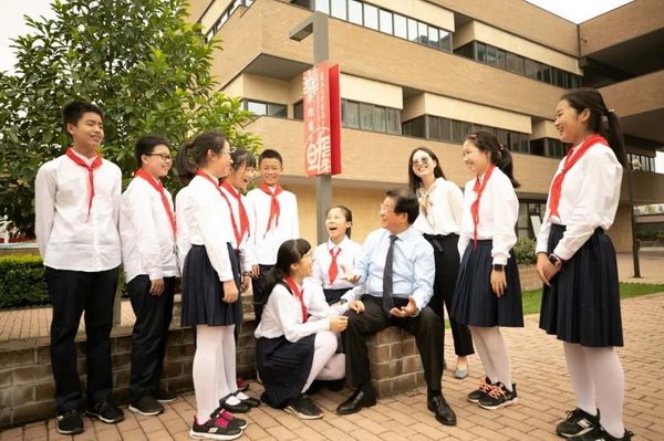 黄玉峰和复旦五浦汇的学生合影