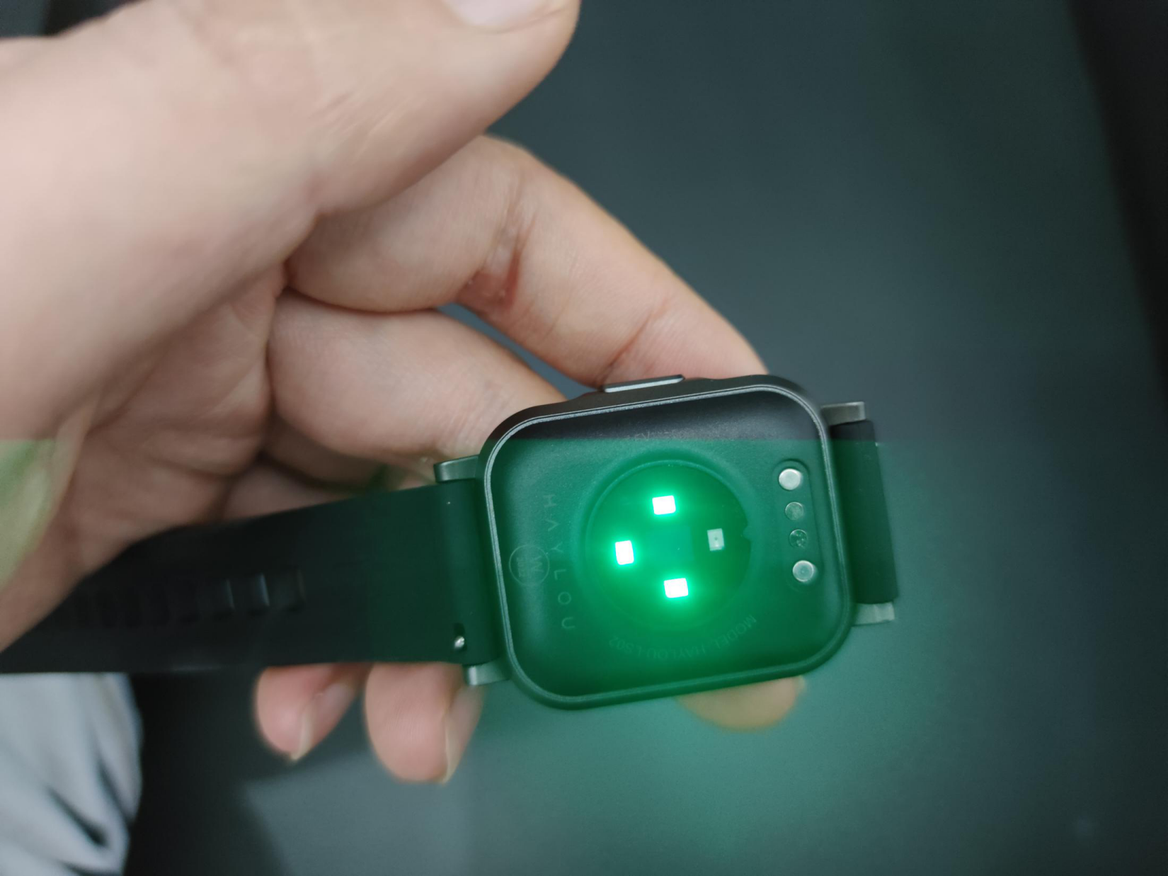 这就是haylou smart watch 2的动态光学心率传感器.