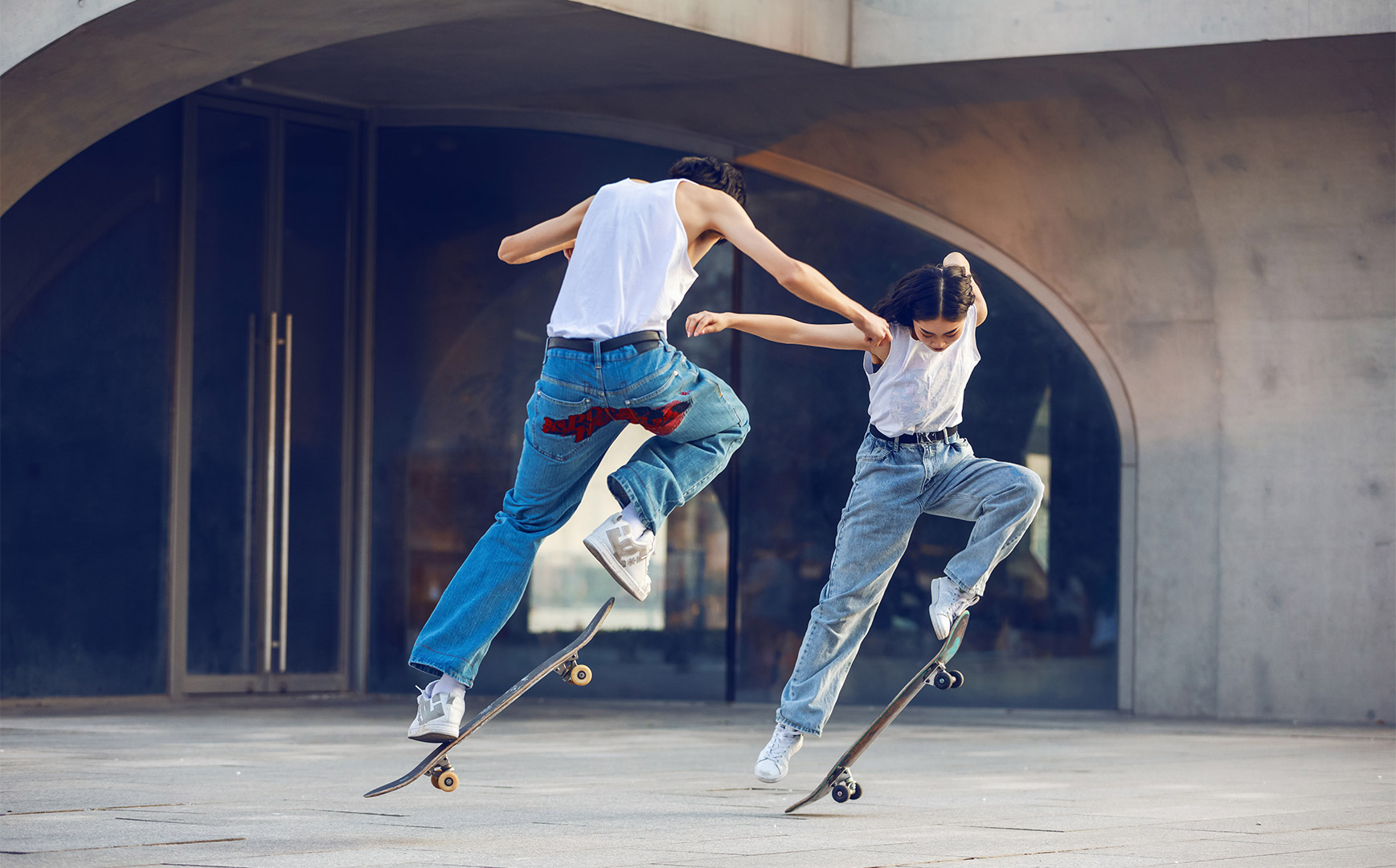 滑板背后"摄影师"有多牛?滑得再快,也滑不出它的视角!