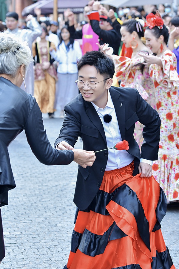 《神奇公司在哪里》首播高能不断,王耀庆变"伦敦腔"上演情景剧__凤凰