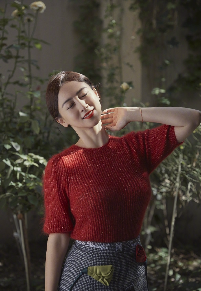 翁虹漫步花丛心情佳 沐浴阳光优雅知性