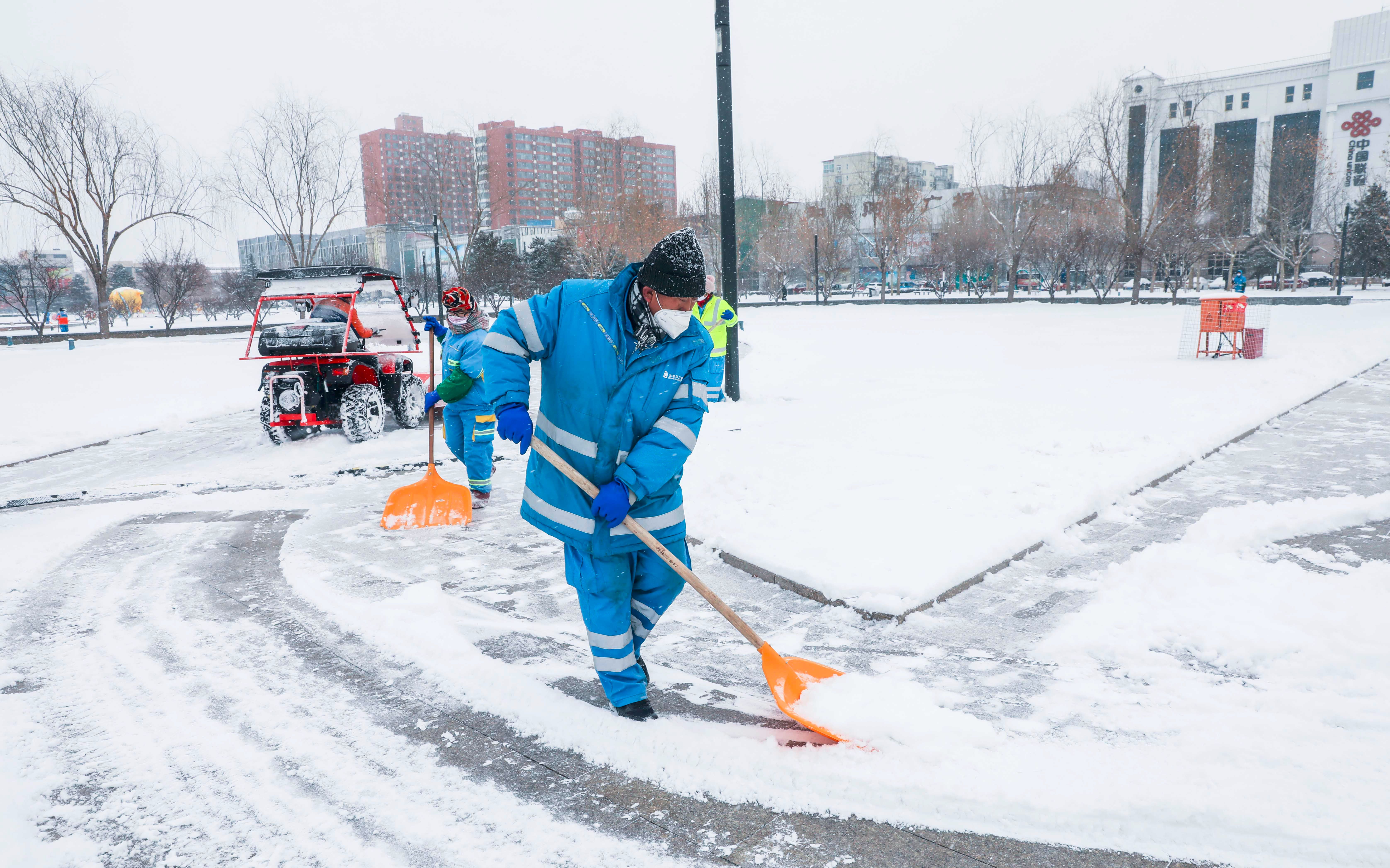 北京出动近5万名作业人员扫雪铲冰