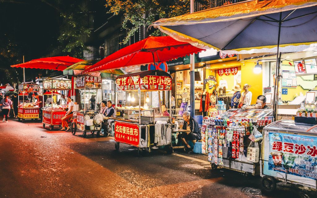 新京报记者随机采访北京市民,人们对地摊经济,久违的"夜市"充满期待