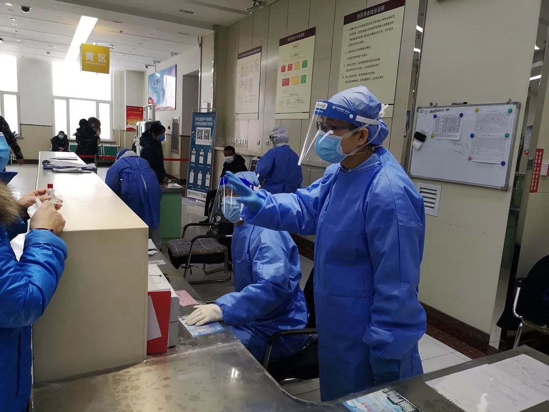 没有硝烟的战场丨哈医大二院大内科联军与急诊科共守抗疫前沿阵地