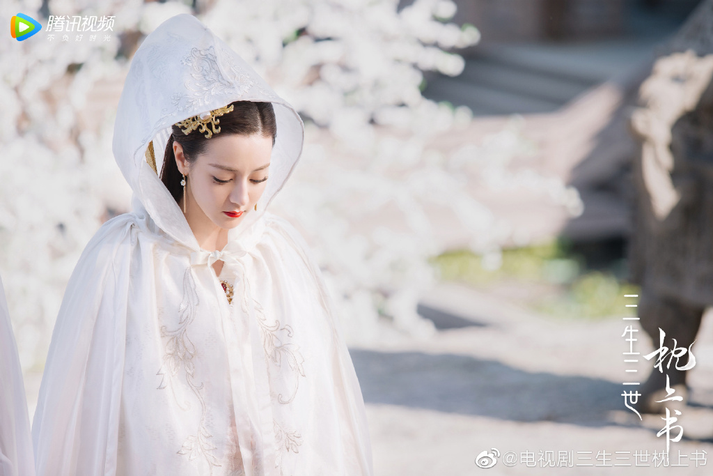 迪丽热巴《三生三世枕上书》剧照公开 热巴披风造型清纯动人