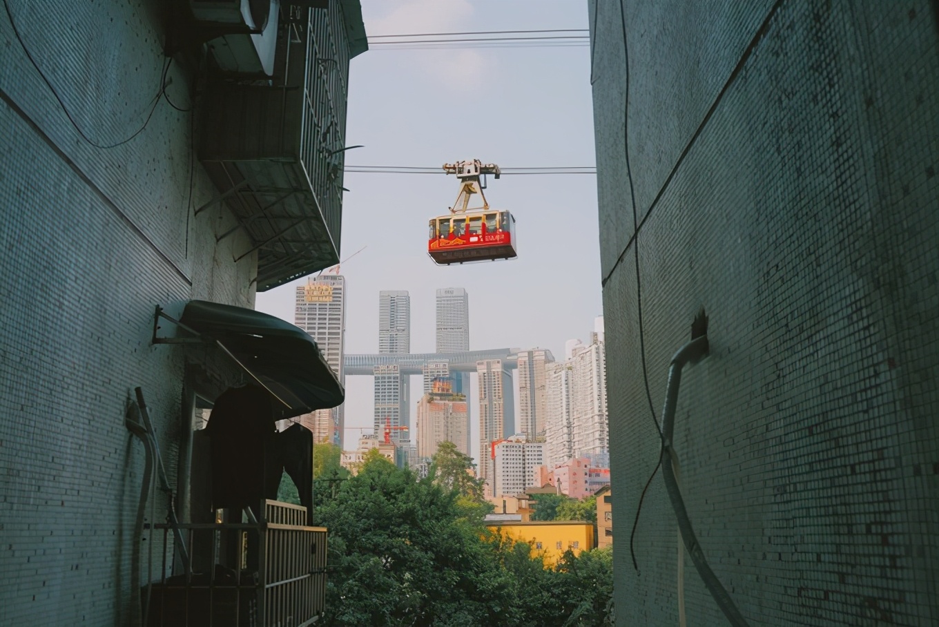 路痴小仙女的重庆网红之旅:不开灯的洪崖洞,还有暴雨中的桃花源