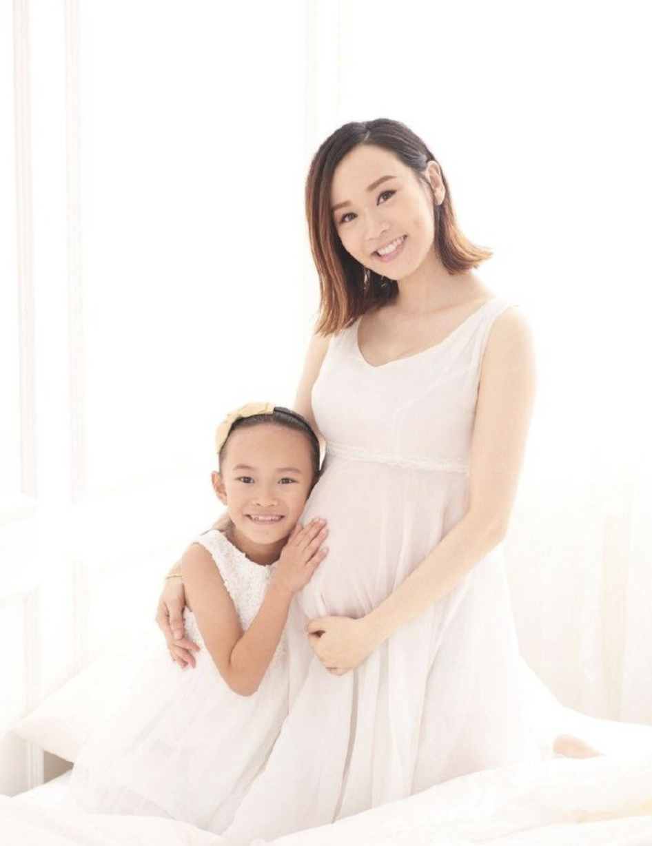 杨思琦二胎孕肚写真曝光四肢纤细如初女儿依偎在侧画面温馨