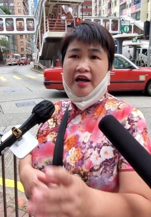 60岁大妈当街冒认赌王亲生女儿?穿花色旗袍哗众取宠