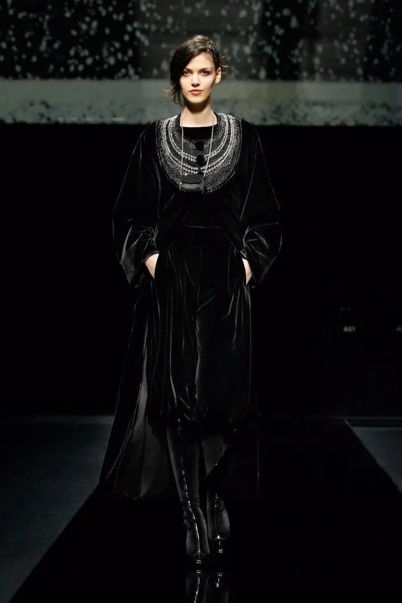 armani2020秋冬女装秀高档经典的定位商务时尚风armani女孩
