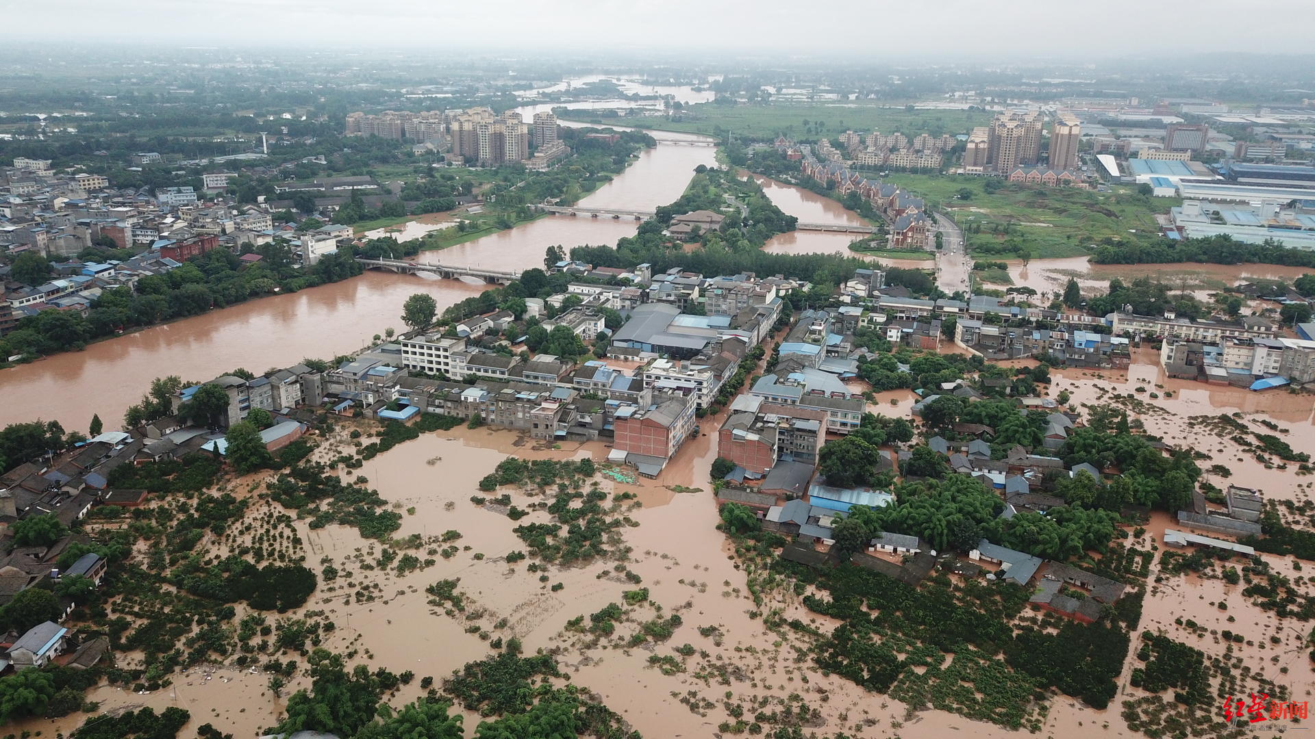 洪水过后的蒲江县寿安街道居民们忙着打扫恢复生活