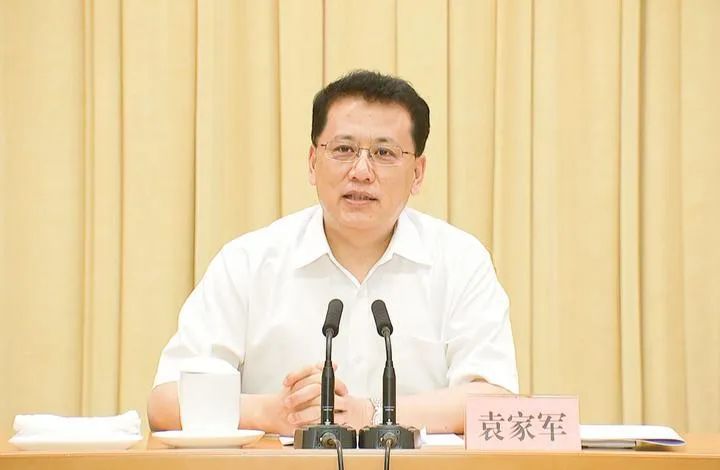 袁家军(资料图)公开履历显示,袁家军出生于1962年9月,吉林通化人,他