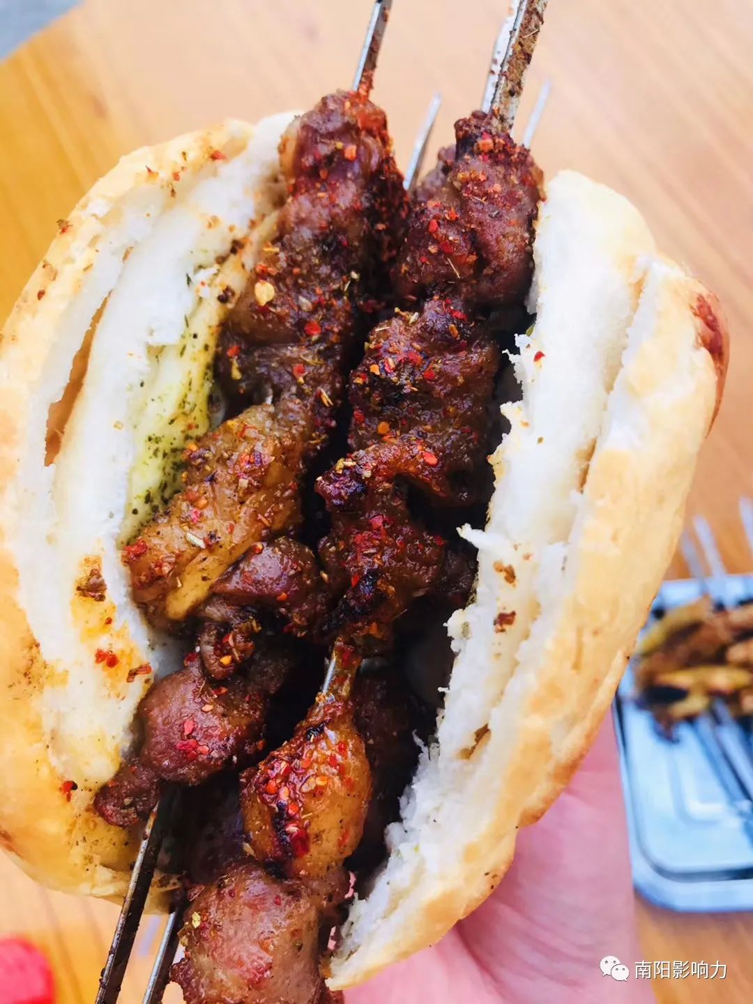" 整 5串羊肉串, 夹到火扇儿馍留"才够味.