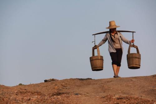 农村挺不起腰杆驼背的老人很多而城里却几乎没有这是为什么