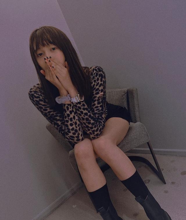 关晓彤刘海剪坏后晒照看到穿短裤出镜的腿我酸了