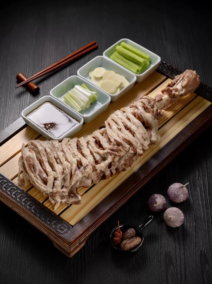 汗蒸羊腿肥而不腻,别有风味,是宴请宾客必不可少的一道硬菜!