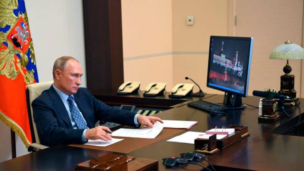 普京亲自指挥：俄军亮出“核大棒"海陆空发射导弹