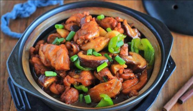 2个鸡腿几个香菇简单炖一锅香喷扑鼻嫩滑入味还特别解馋