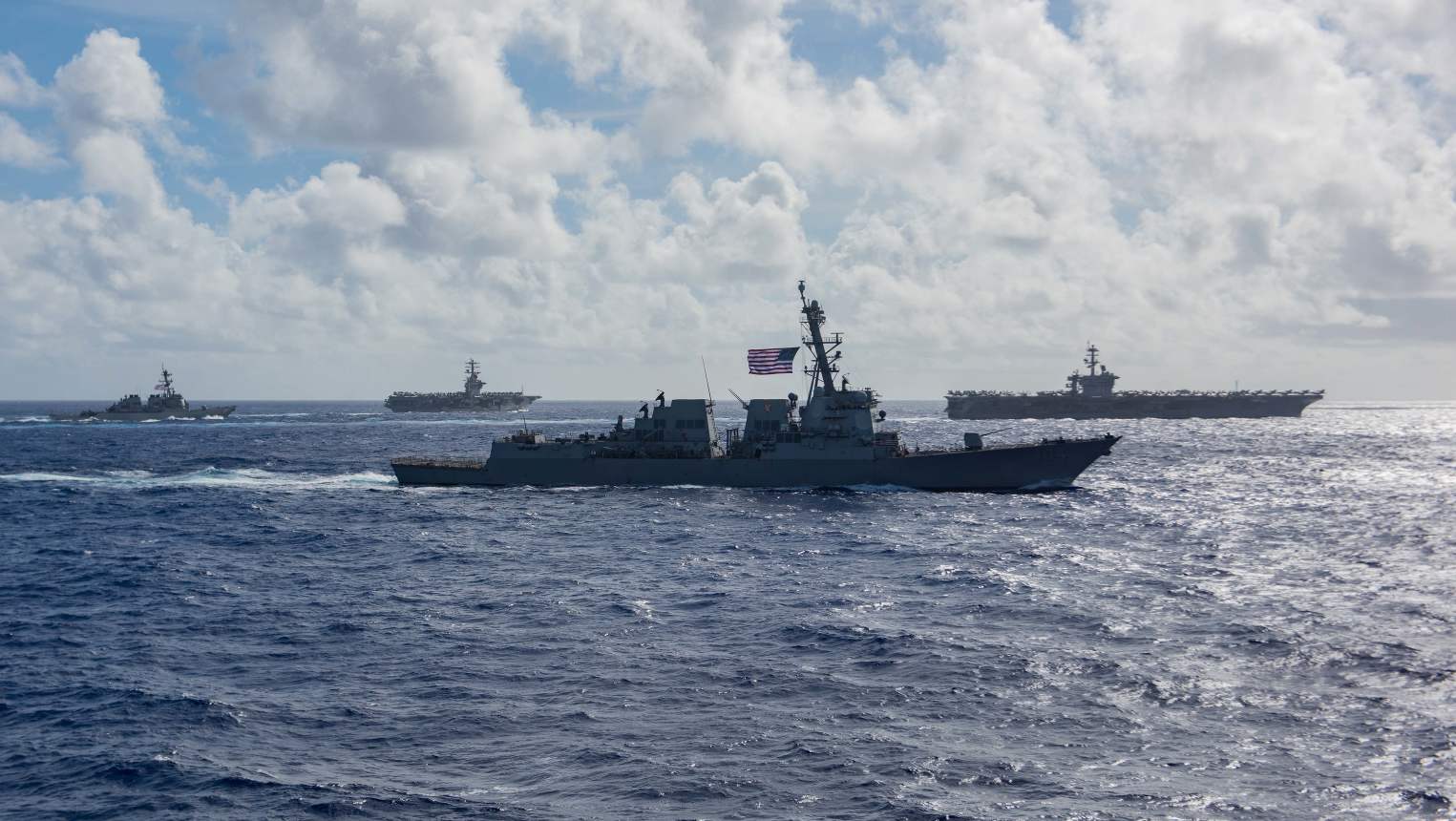 “尼米兹”号和“里根”号两个航母战斗群在菲律宾海演练
