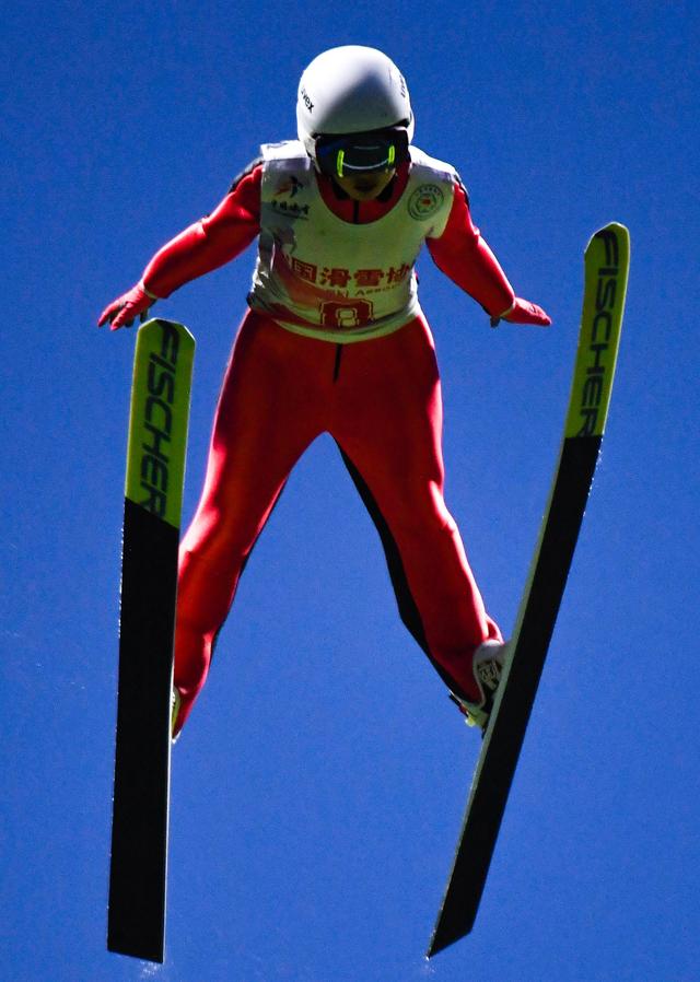 ↑10月2日,跳台滑雪国家集训队选手王椋瑶在女子个人标准台比赛中,她最终以164.5分的总成绩获得首日比赛该项目第三名。