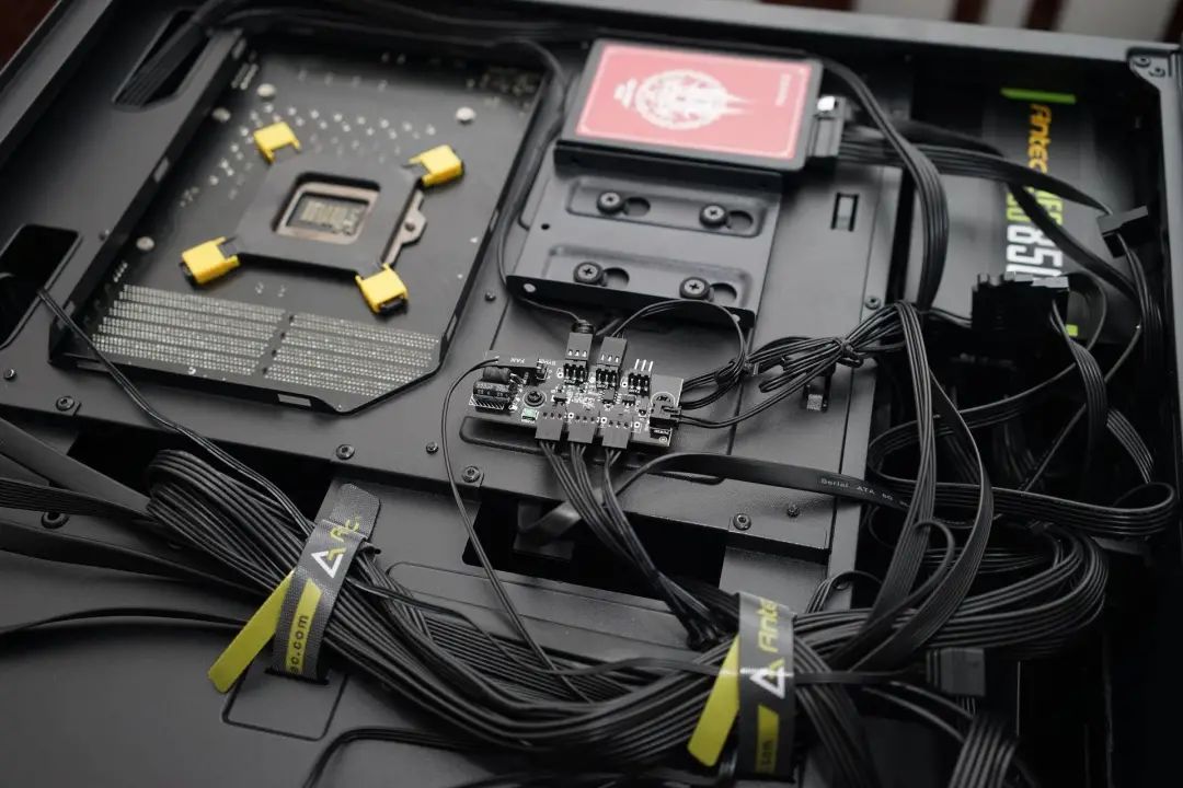 标配的风扇集线器,可通过机箱顶部风扇控制按键控制风速.