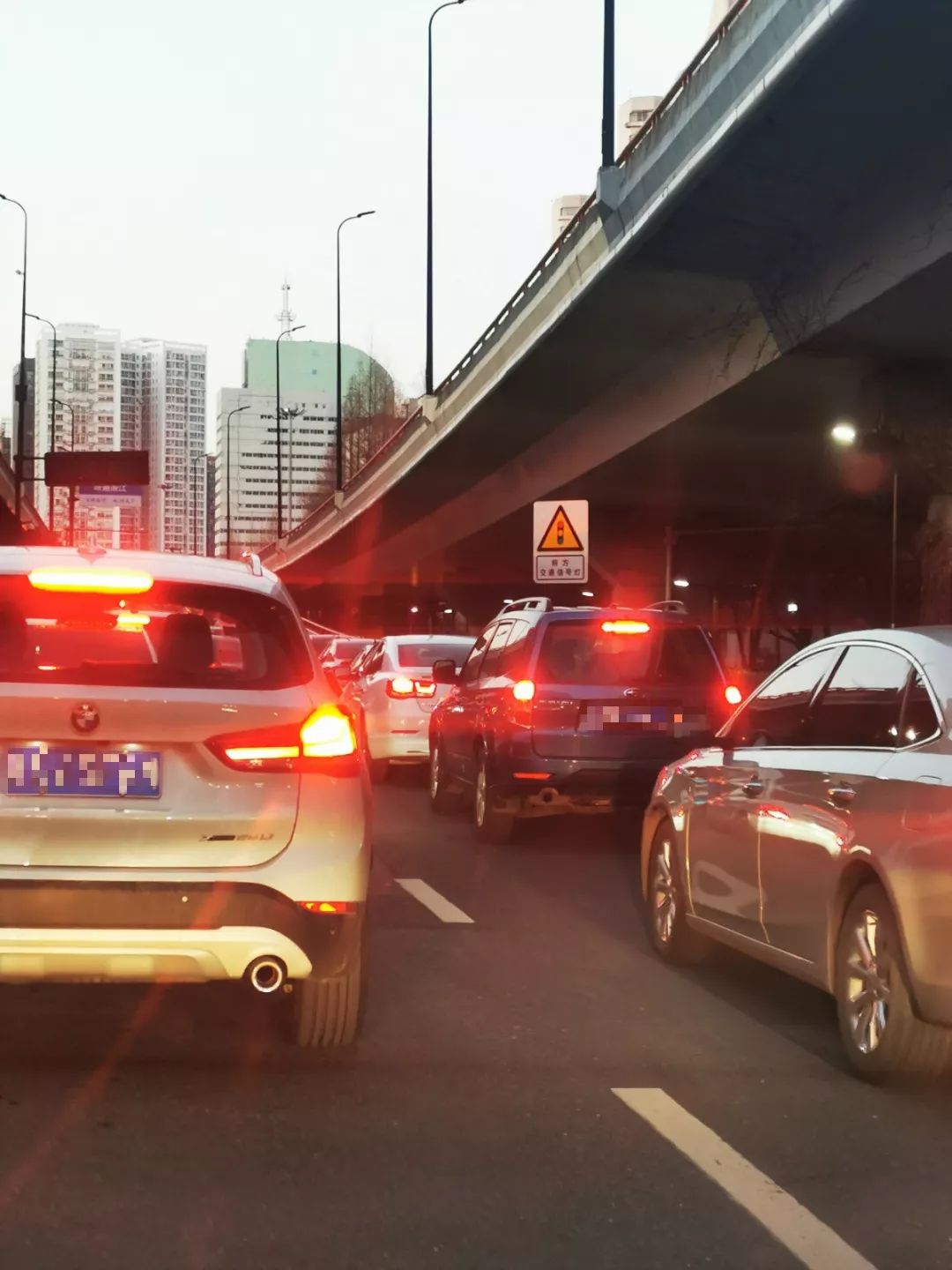 我所在的位置在杭州秋石高架,这么多天了,终于看到熟悉的堵车.