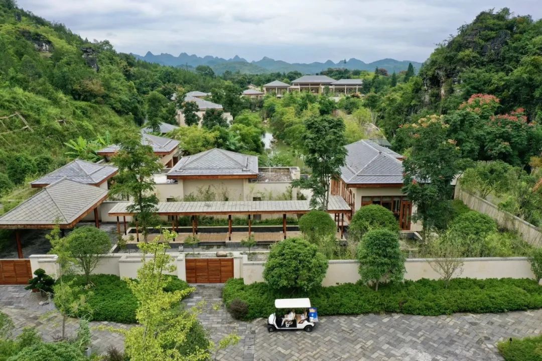 住在黃果樹大瀑布邊的野奢溫泉酒店,觀山聽瀑泡溫泉,唯有柏聯