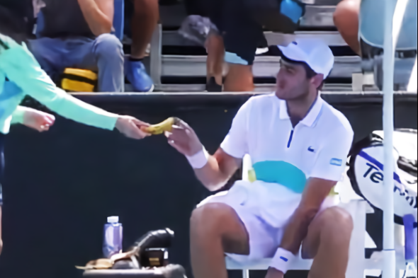 澳网选手要女球童剥香蕉皮被裁判训斥 网友：骂得好！
