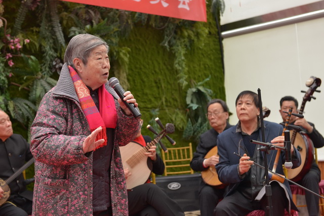 1951年考入中国戏曲学院音乐科京胡专业,1954年拜京胡圣手徐兰沅为师