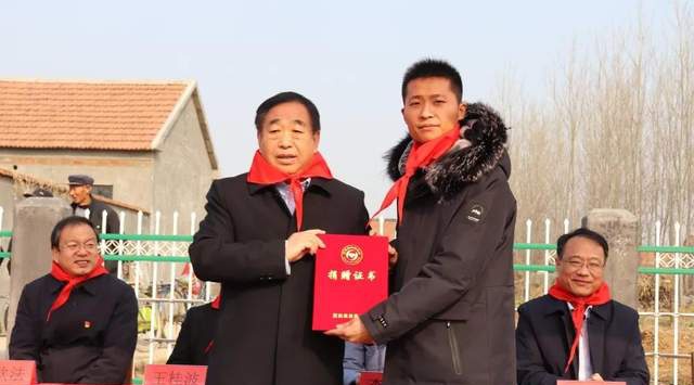 莒南县慈善总会,山东鑫淼服饰到文疃镇田庄小学举行捐赠助学仪式