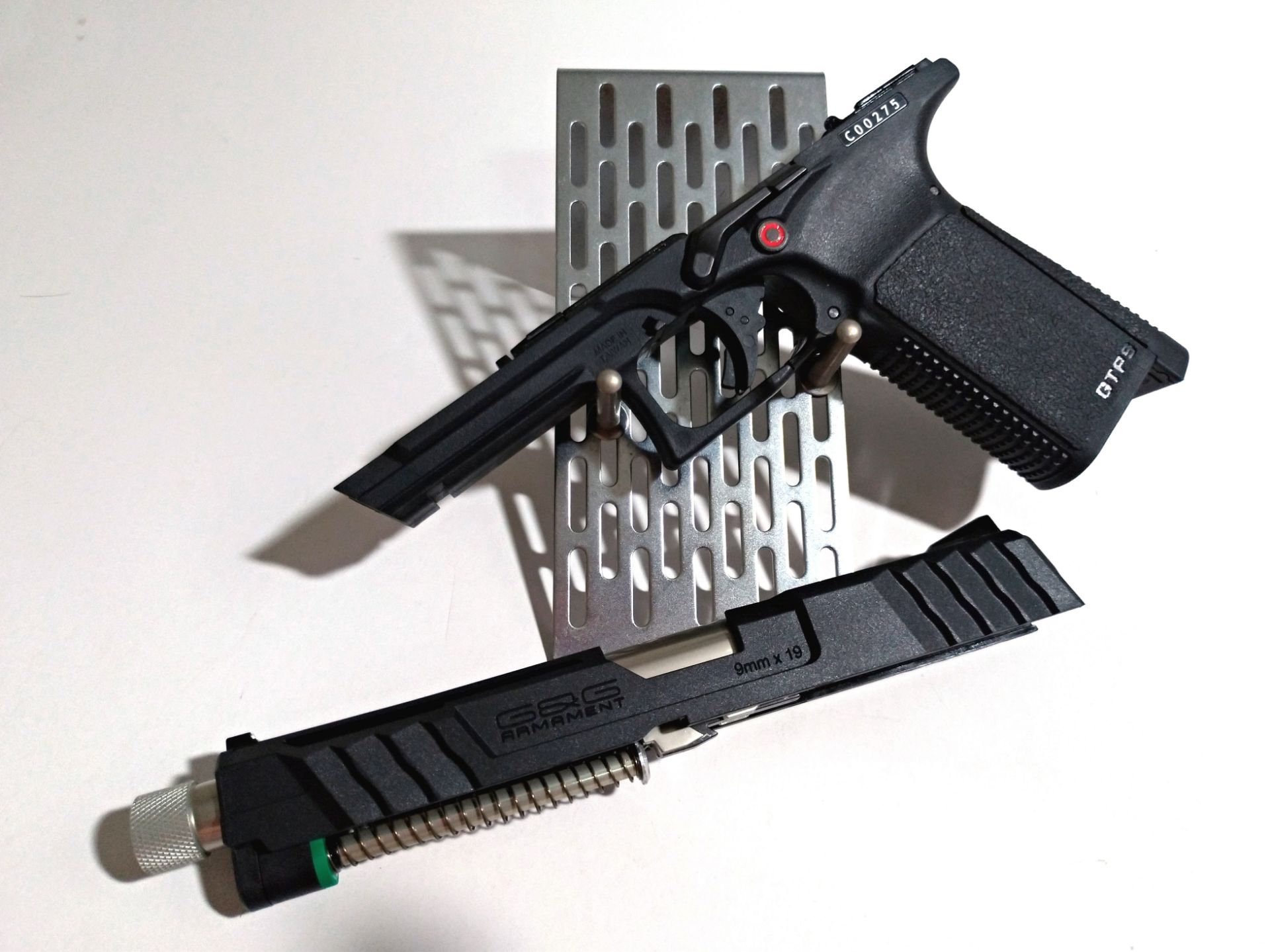 台湾玩具商出品仿glock自创型airsoft