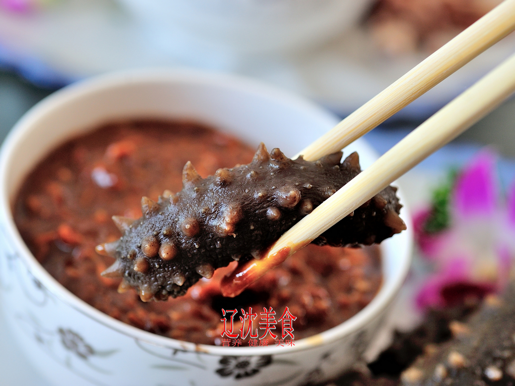 海参蘸大酱,这是最淳朴的吃法,肉厚筋多的海参果然是鲜味无敌了.