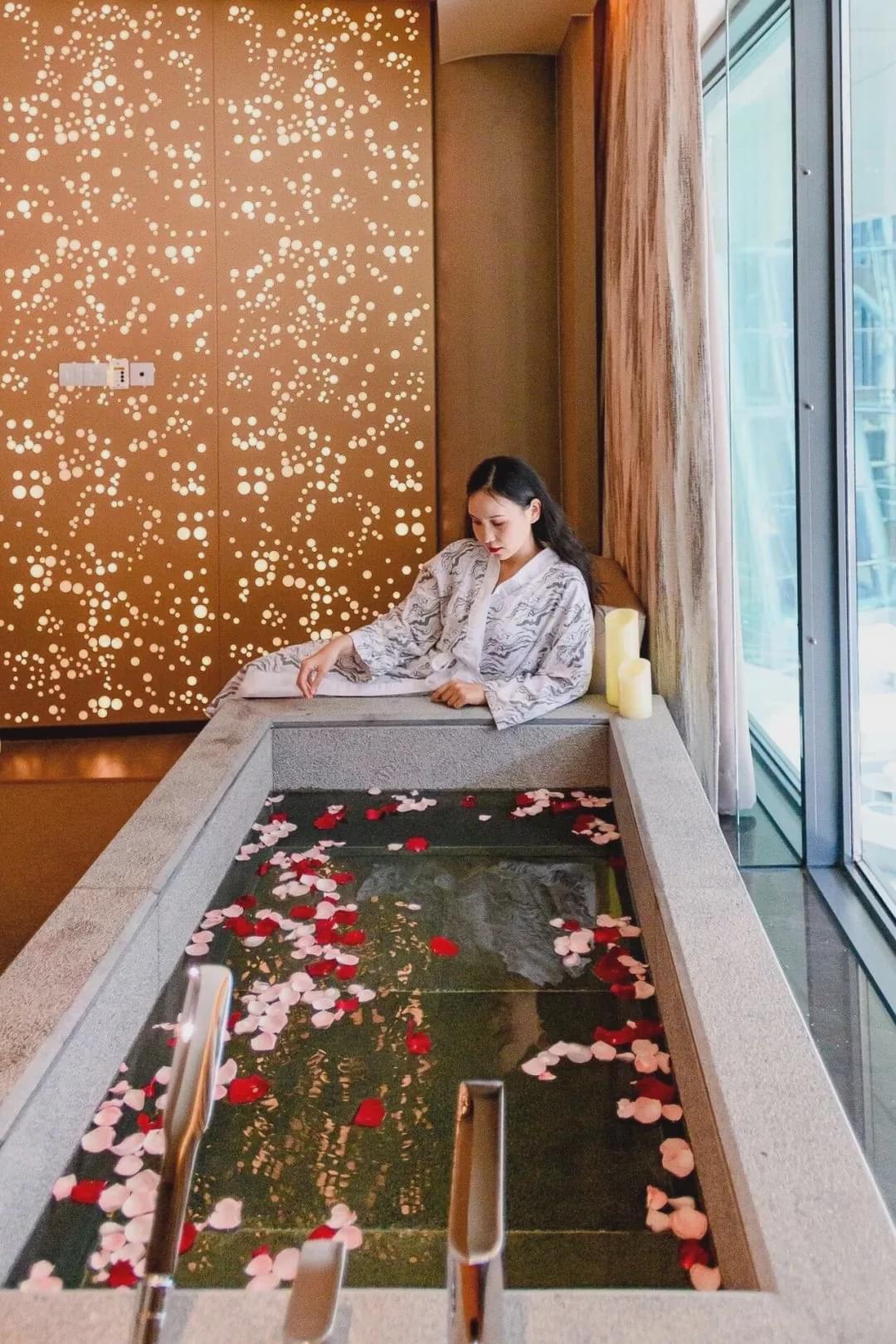 spa是来自日本的水疗品牌,整个环境颇具京都风味,连浴袍都是日式风格