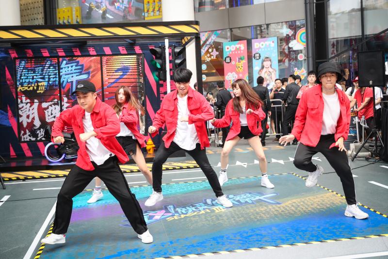 世茂广场"这就是街舞"潮酷体验馆火热开幕,燃动今夏青春正能量__凤凰
