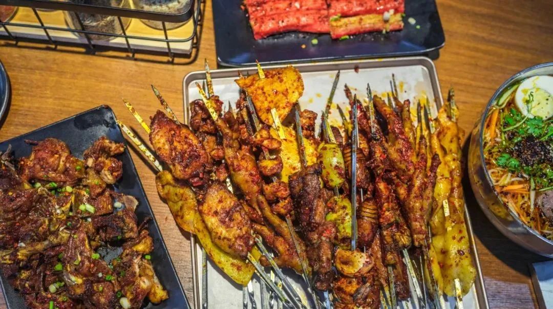 武汉的城市烟火气,就在夜晚的烧烤里