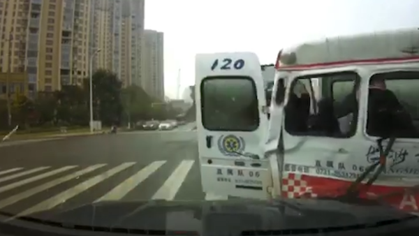 长沙交警：一救护车遭搅拌车撞击，1人被甩出车外死亡