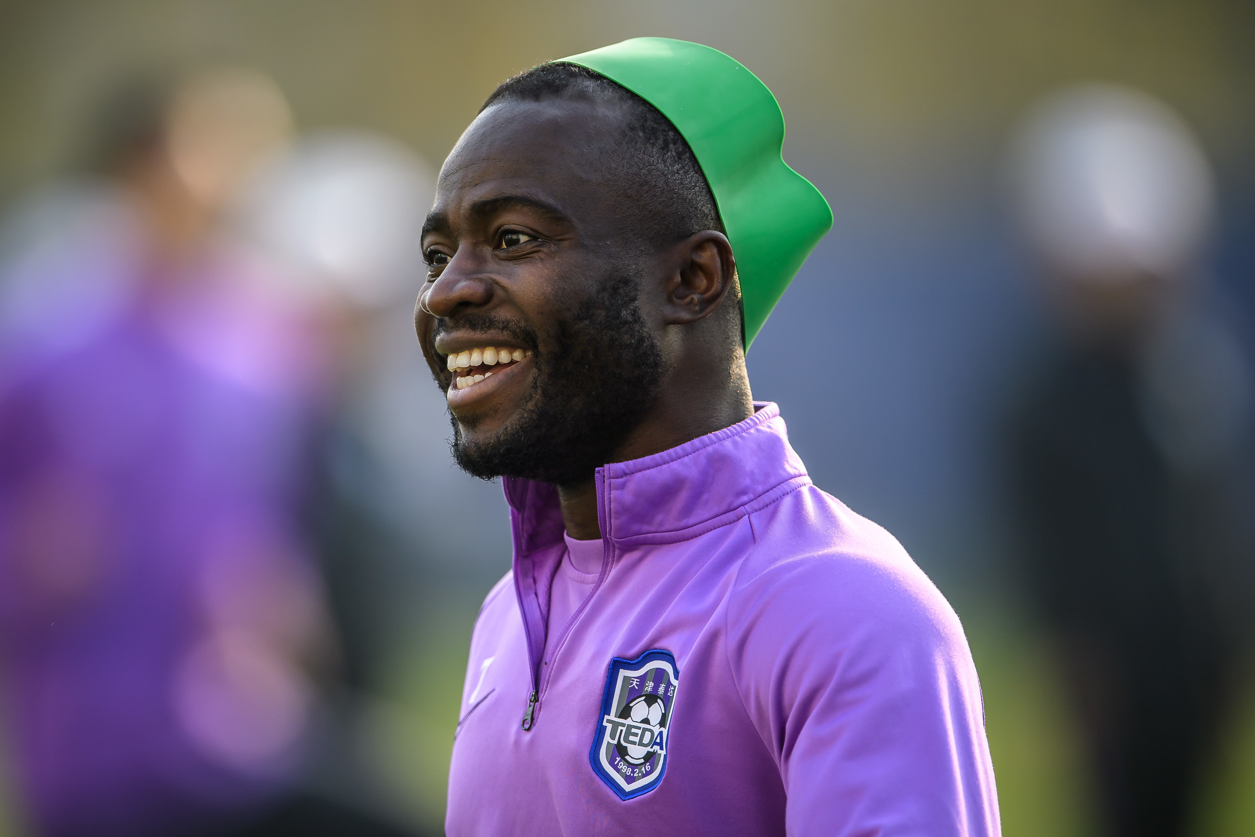 二图流泰达训练氛围轻松阿奇姆彭耍宝头顶绿帽