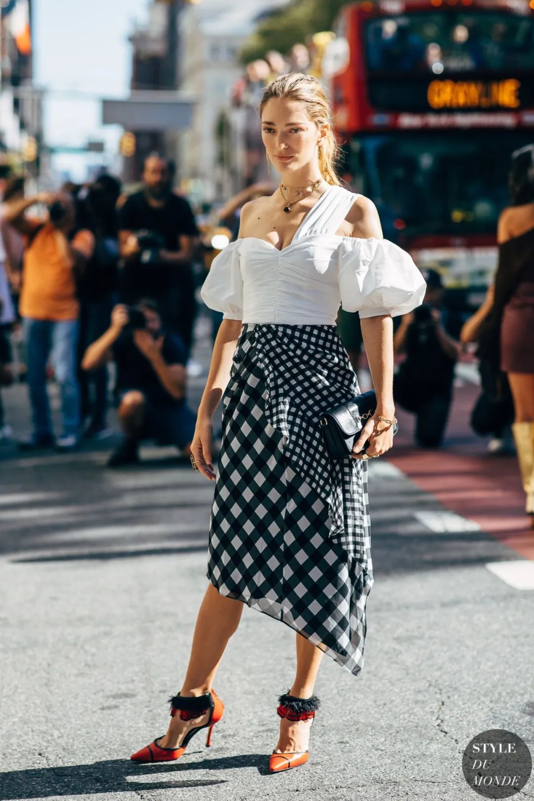 或者,利用褶皱产生的视觉收缩效果,让腰看起来细成一条线~"色差"法也