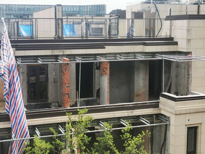 搭建了一个阳台 接着那些没有框架的业主 也用槽钢搭建一个阳台 再把
