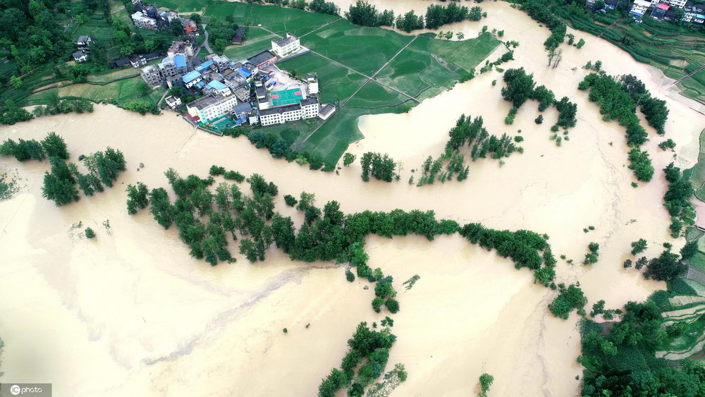 2020年6月13日晨,重庆市酉阳土家族苗族自治县遭受暴雨袭击,道路大量积水导致酉龚路铜鼓地段交通短时中断,农田被淹,农舍渗水。当地政府相关部门积极组织抗洪自救,把损失降低到最低程度。
