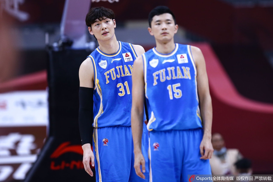 面对惨败,王哲林和陈林坚很无奈。