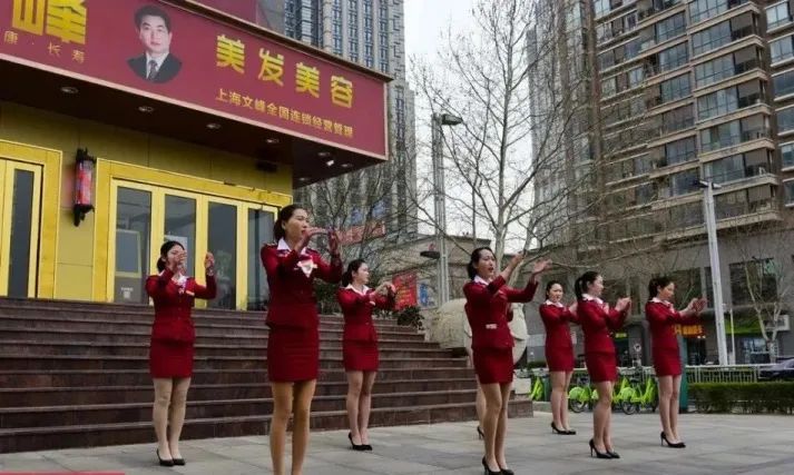 再看工作人员的着装,文峰的员工女店员统一是  短裙丝袜高跟鞋 ,男