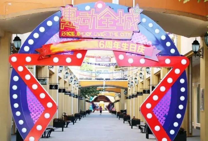 彩白彩,kt板,双面吊旗在圣诞节氛围营造中的运用