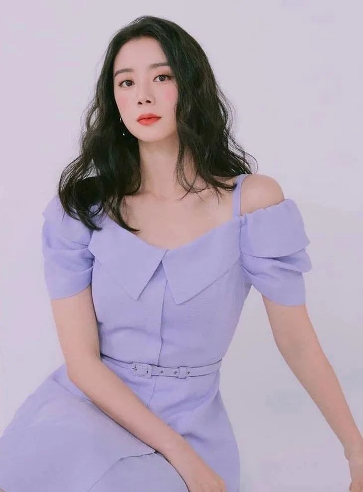 高圆圆不能有鱼尾纹挑刺不如看看她一字肩有多美